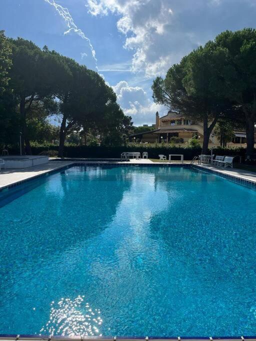 Villa A Due Piani Con Giardino E Piscina Duna Verde Exteriör bild