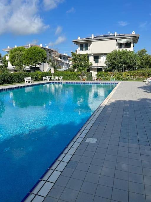 Villa A Due Piani Con Giardino E Piscina Duna Verde Exteriör bild