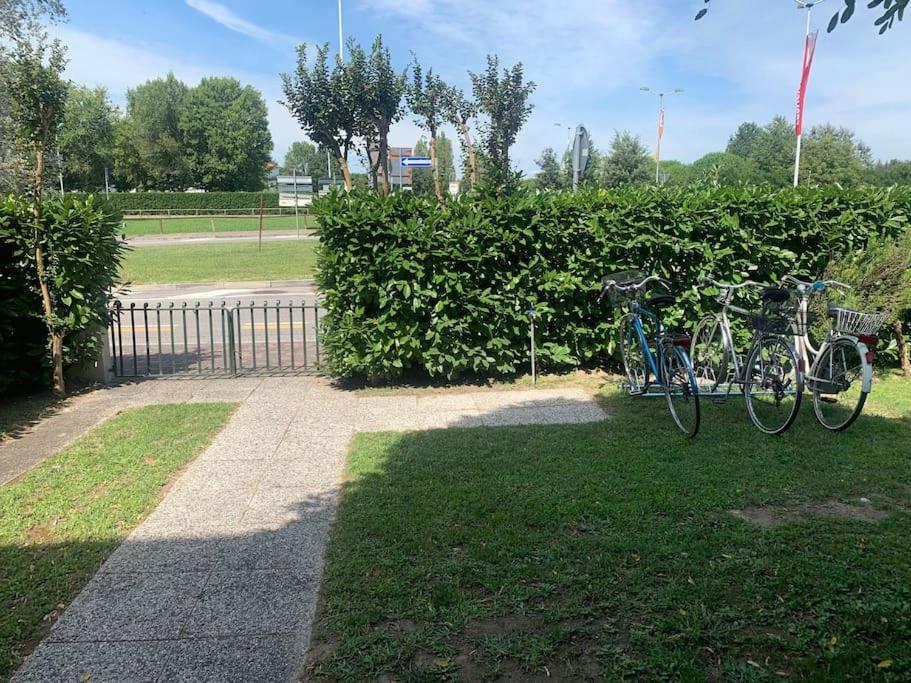 Villa A Due Piani Con Giardino E Piscina Duna Verde Exteriör bild
